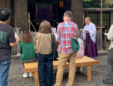 漆塗螺鈿装輦形神輿特別公開の様子